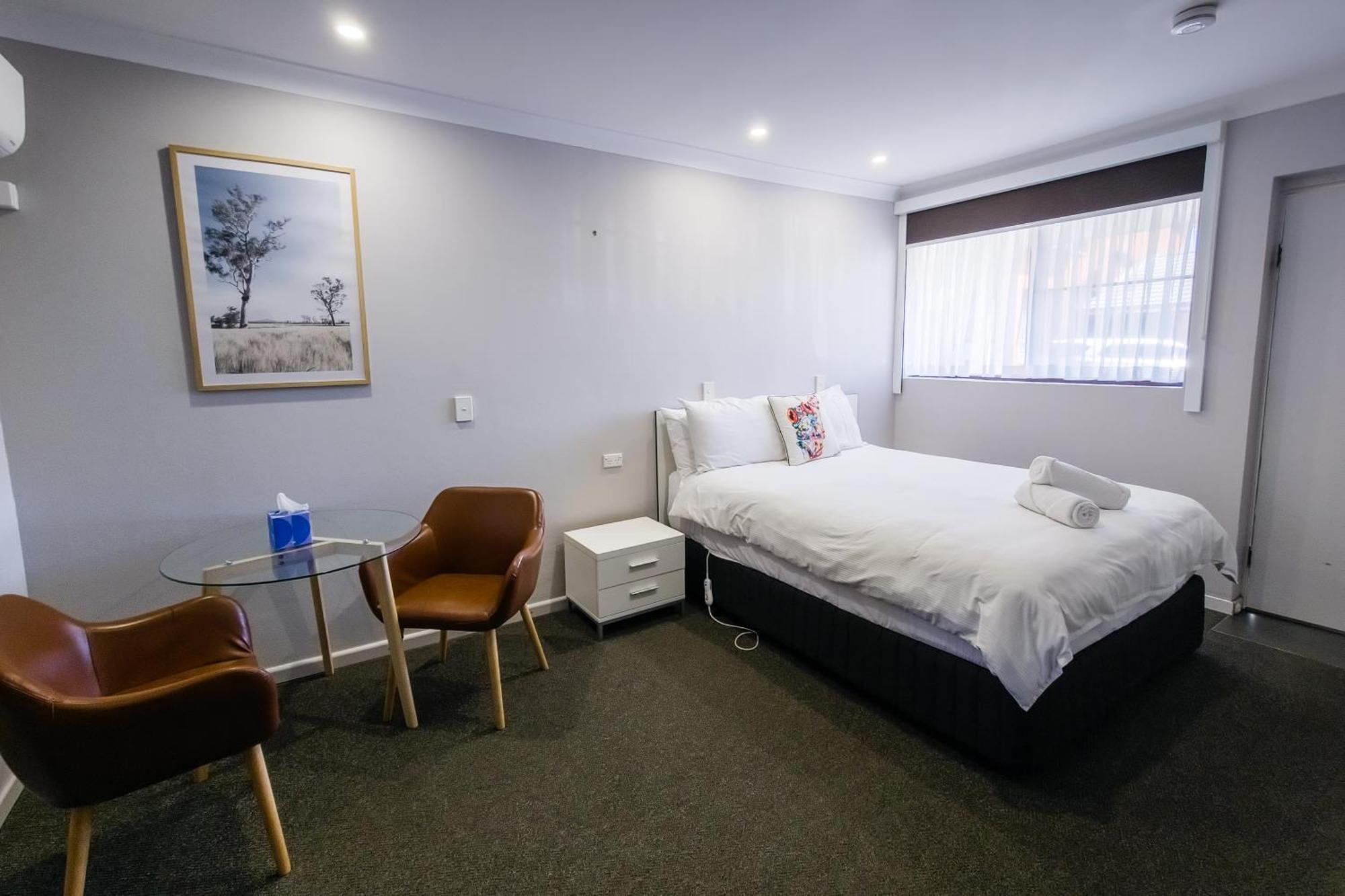 Roydons Motor Inn Тамуорт Экстерьер фото