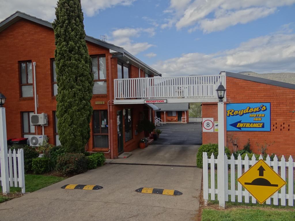 Roydons Motor Inn Тамуорт Экстерьер фото