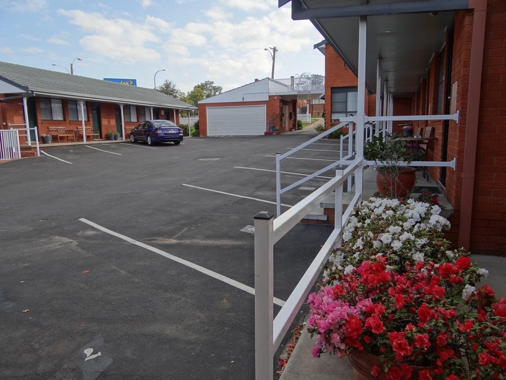 Roydons Motor Inn Тамуорт Экстерьер фото