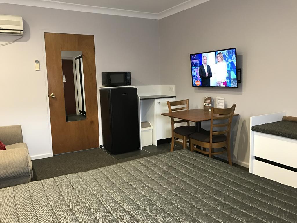 Roydons Motor Inn Тамуорт Экстерьер фото